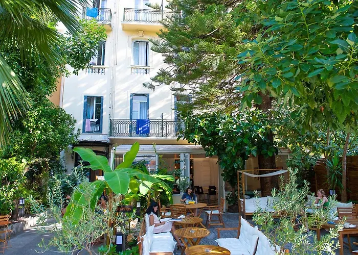 Auberge De Jeunesse Hi Nice Les Camelias