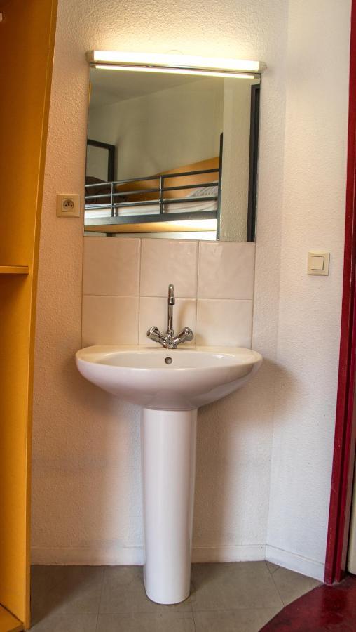 Hi Les Camelias Hostel
