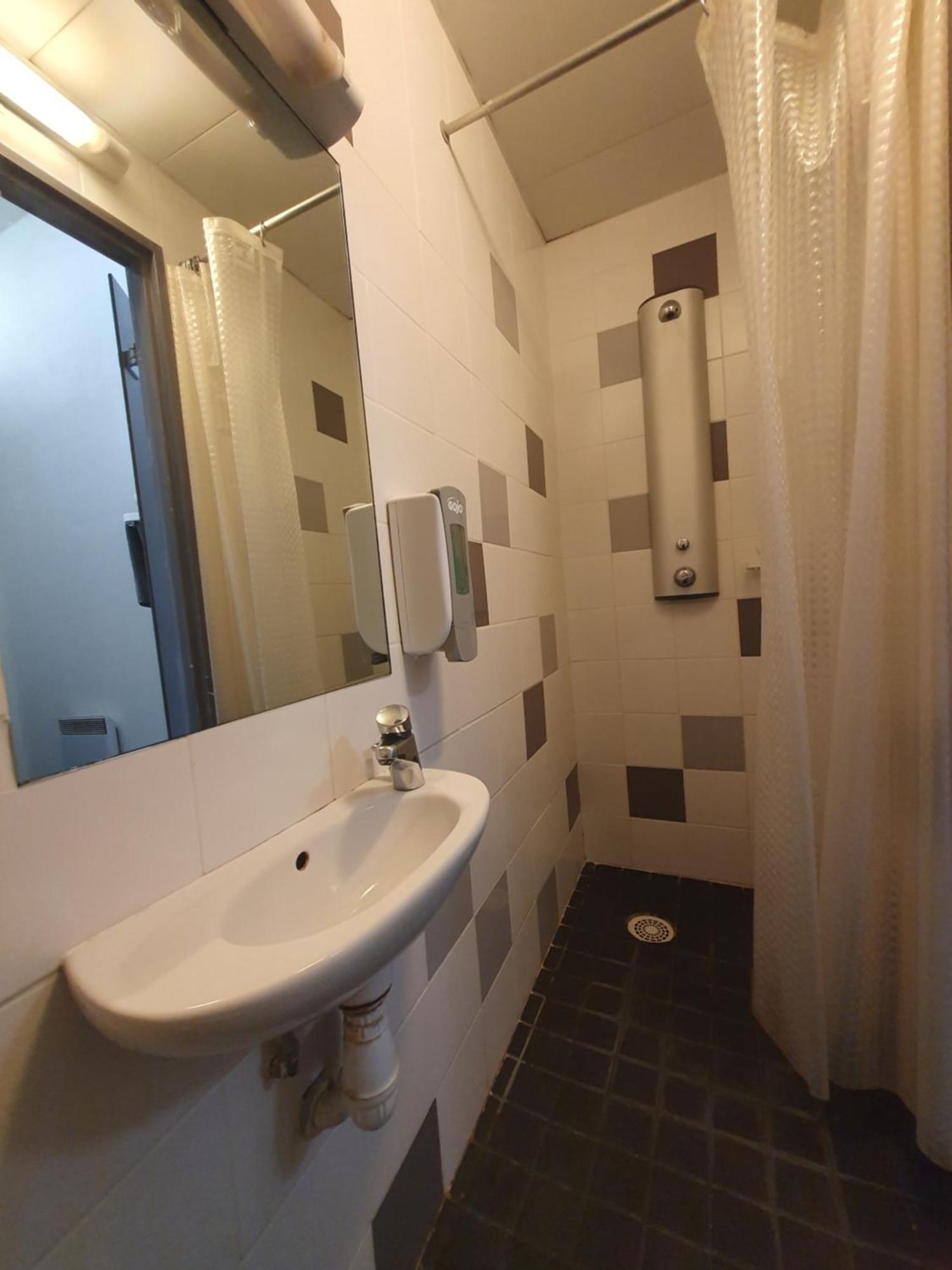 Hi Les Camelias Hostel